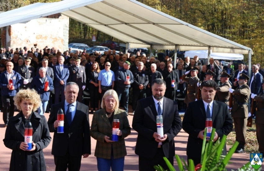 Zamjenik Rajn odao počast poginulim braniteljima na spomen području Trokut – Novska Zamjenik Rajn odao počast poginulim braniteljima na spomen području Trokut – Novska