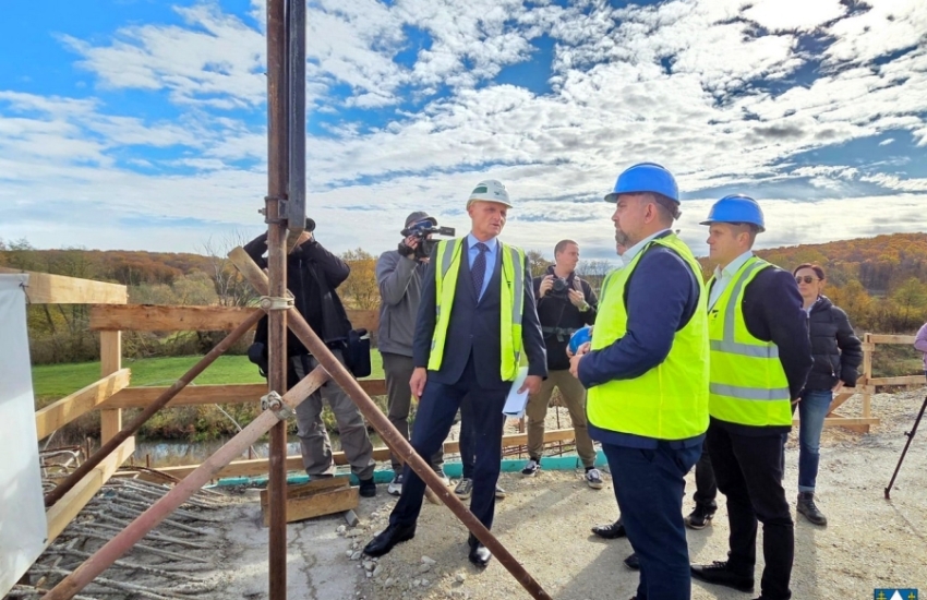 Župan Golubić i vodstvo Hrvatskih cesta obišli radove na brzoj cesti te razgovarali o ključnim projektima prometne infrastrukture