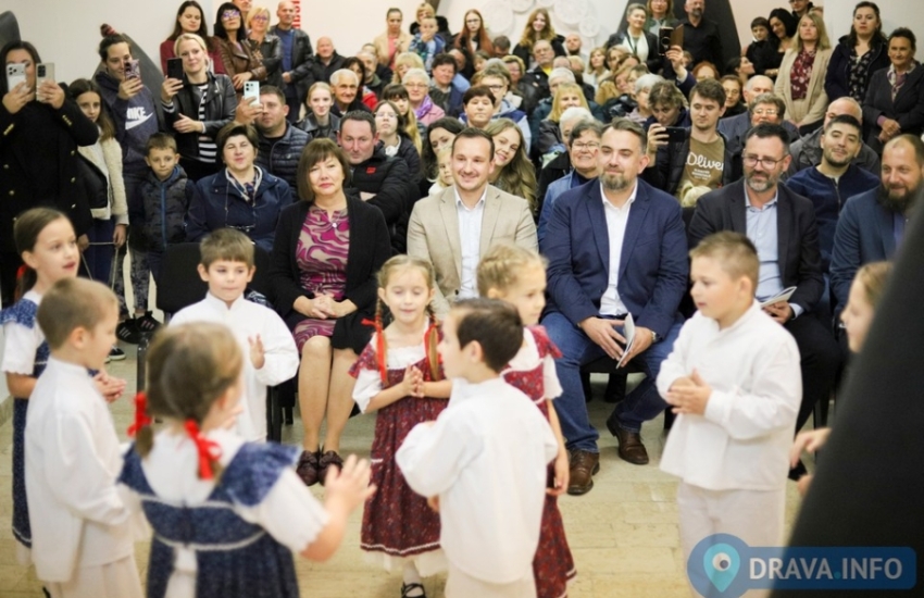 Župan Golubić otvorio izložbu „Društveni život Peteranca u 20. stoljeću“ Župan Golubić otvorio izložbu „Društveni život Peteranca u 20. stoljeću“