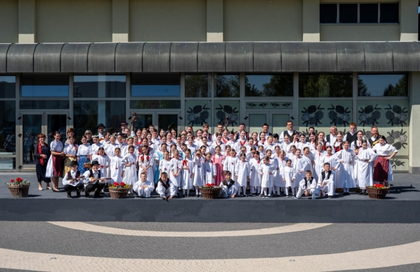 Mali folkloraši oduševili publiku na 23. Županijskoj smotri dječjeg folklora
