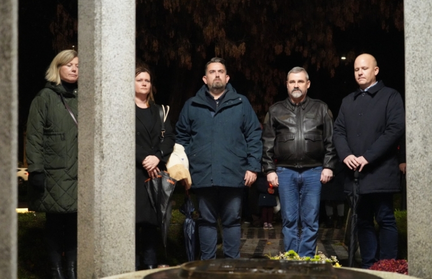 Povorkom sjećanja i paljenjem svijeća u Koprivnici odana počast žrtvi Vukovara i Škabrnje