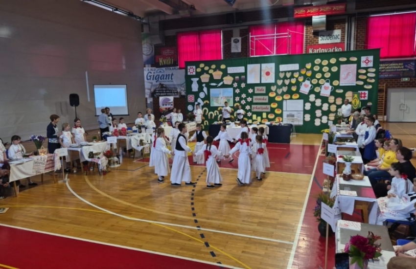 Školarci pokazali čuvanje tradicije kroz izradu kolača na 10. Maloj virovskoj prkačijadi