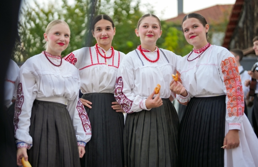 Više od 200 mladih folkloraša okupilo se na 18. Međunarodnim susretima „U bakinom krilu“