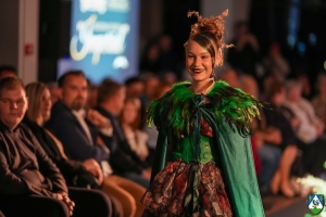 Rasko&scaron; kreacija domaćih obrtnika na Reviji frizura i modnoj reviji