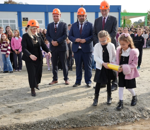 Polaganjem vremenske kapsule svečano obilježen početak izgradnje nove &scaron;kole, dvorane i igrali&scaron;ta u Koprivničkom Ivancu