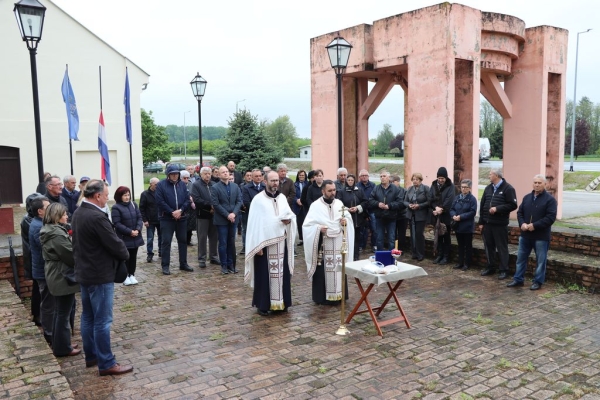 Održan molitveni pomen - parastos nevino stradalim žrtvama logora &quot;Danica&quot;