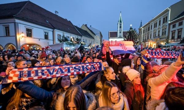 Brojni građani u Varaždinu veselo dočekali izbornika Dalića i suradnike