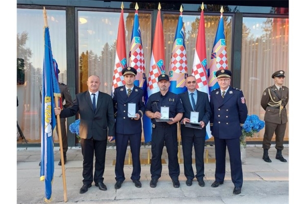 Policijska postaja Križevci, policijski službenici i voditelj Službe civilne zaštite Koprivnica primili odlikovanja predsjednika RH