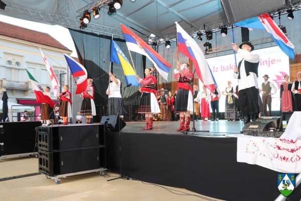 Maštovite koreografije na 16. Međunarodnom festivalu folklora „Iz bakine škrinje“ oduševile posjetitelje