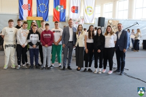 Vrijedni učenici pokazali kreativnost na 14. Županijskoj smotri učeničkih zadruga u Rasinji