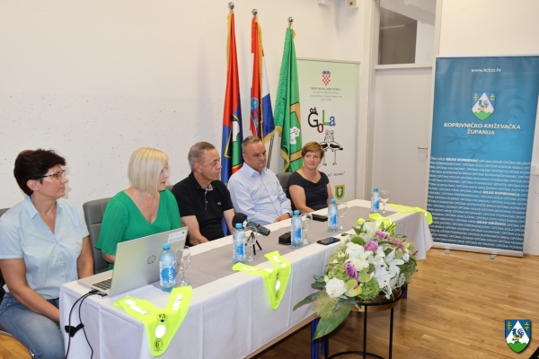 Župan održao sastanak s ravnateljima osnovnih škola i podijeljeni su reflektirajući trokuti za prvašiće