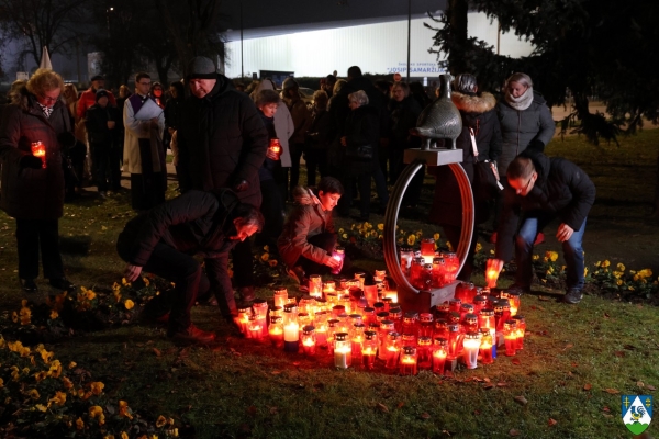 Povorkom sjećanja i paljenjem svijeća u Koprivnici odana počast žrtvi Vukovara i Škabrnje