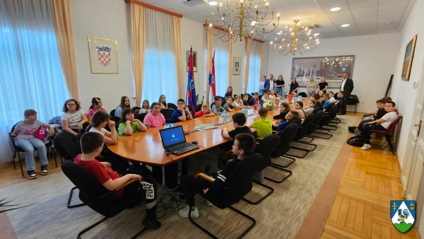 Učenici koprivničkih osnovnih škola Đuro Ester i Podolice posjetili Županijsku upravu