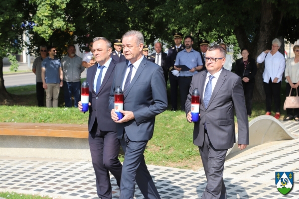 U povodu Dana državnosti Republike Hrvatske položeni vijenci i zapaljene svijeće