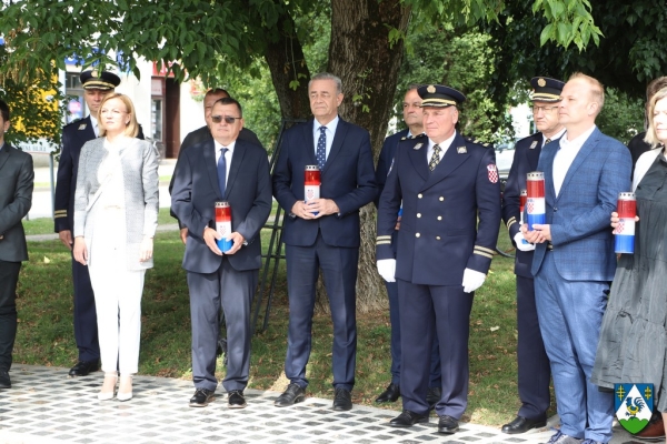 Uoči Dana državnosti Republike Hrvatske u Koprivnici položeni vijenci i zapaljene svijeće