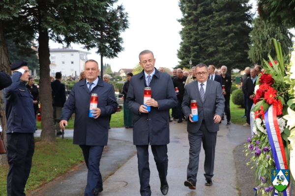 Uoči blagdana Svih svetih i Dušnog dana na koprivničkom gradskom groblju položeni vijenci i zapaljene svijeće