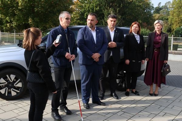 Povodom Međunarodnog dana bijelog &scaron;tapa predstavljeno vozilo Udruge slijepih čiju je nabavu sufinancirala Županija