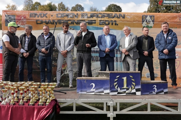 Najbolji motocross vozači u Kozarevcu priredili adrenalinski spektakl