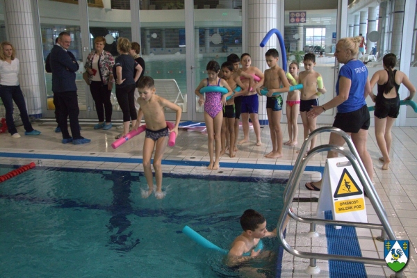 U tijeku škola plivanja za neplivače županijskih osnovnih škola