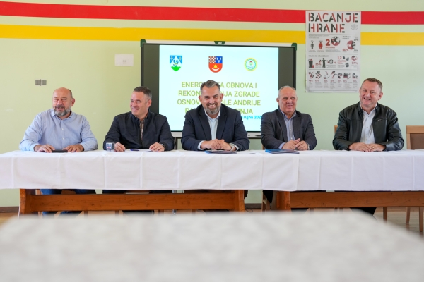 Potpisani ugovori za projekt rekonstrukcije Osnovne &scaron;kole Andrije Palmovića Rasinja