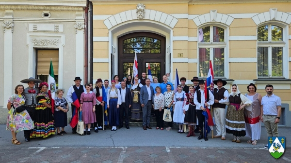 Na prijemu u Županijskoj upravi predstavili se sudionici 16. Međunarodnog festivala folklora “Iz bakine škrinje”