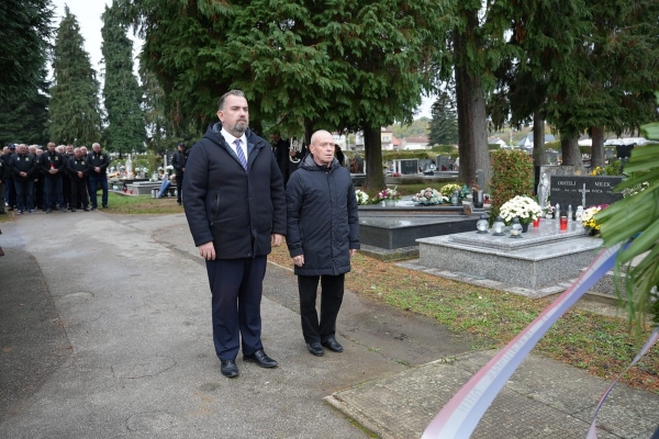 Uoči blagdana Svih svetih i Du&scaron;nog dana županijska delegacija položila vijence